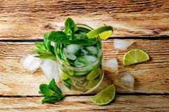 Coctail de Mojito com as folhas de hortelã fresca e a fatia do cal Fotografia de Stock Coctail de Mojito com as folhas de hortelã fresca e a fatia do cal Fotografia de Stock