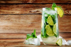 Coctail de Mojito com as folhas de hortelã fresca e a fatia do cal Imagem de Stock Royalty Free Coctail de Mojito com as folhas de hortelã fresca e a fatia do cal Imagem de Stock Royalty Free