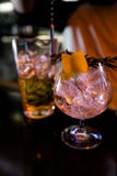 Coctailar vid bartendrar i en nattklubb - bartenderexpertis visas royaltyfri bild Coctailar vid bartendrar i en nattklubb - bartenderexpertis visas royaltyfri bild