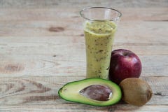 Coctailfrukt Den Kiwi Apple avokadot bantar Riktig näring arkivbild Coctailfrukt Den Kiwi Apple avokadot bantar Riktig näring arkivbild