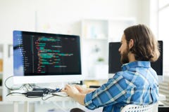 Codificador que cria o software informático fotografia de stock Codificador que cria o software informático fotografia de stock