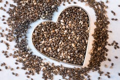 Coeur Chia Seeds en bonne santé photographie stock libre de droits Coeur Chia Seeds en bonne santé photographie stock libre de droits