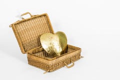 Coeur d'or dans un panier ouvert Photo stock Coeur d'or dans un panier ouvert Photo stock