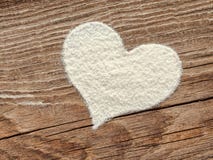 Coeur de la table de farine de vieux conseils Image stock Coeur de la table de farine de vieux conseils Image stock