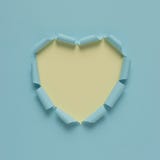Coeur de papier déchiré vif sur le fond lumineux Amour minimal ou comme le concept photographie stock libre de droits Coeur de papier déchiré vif sur le fond lumineux Amour minimal ou comme le concept photographie stock libre de droits