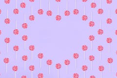 Coeur fabriqu? ? partir de des sucreries de lollypop sur le fond rose, l'espace de copie Concept doux d'enfance photo libre de droits Coeur fabriqu? ? partir de des sucreries de lollypop sur le fond rose, l'espace de copie Concept doux d'enfance photo libre de droits