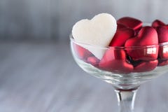 Coeurs de sucrerie de jour de valentines dans des symboles d'amour en verre de vin Image stock Coeurs de sucrerie de jour de valentines dans des symboles d'amour en verre de vin Image stock