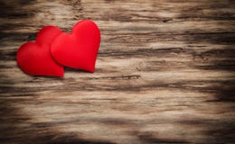 Coeurs rouges sur un fond en bois images stock Coeurs rouges sur un fond en bois images stock