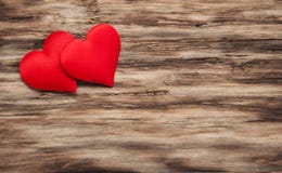 Coeurs rouges sur un fond en bois images stock Coeurs rouges sur un fond en bois images stock