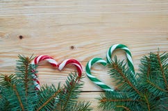 Coeurs verts et rouges des cônes de sucrerie avec des branches d'arbre de Noël sur le fond en bois Nouvelle année ou bonbons à jo Photo stock Coeurs verts et rouges des cônes de sucrerie avec des branches d'arbre de Noël sur le fond en bois Nouvelle année ou bonbons à jo Photo stock
