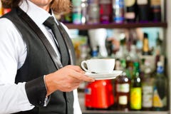 coffeeshop капучино barista его делать стоковое фото coffeeshop капучино barista его делать стоковое фото