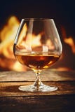 Cognacglas met Franse cognac voor een brand stock foto Cognacglas met Franse cognac voor een brand stock foto