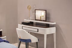 Coiffeuse blanche avec les éléments en osier, tapisserie d'ameublement en cuir, miroir de luxe photo libre de droits Coiffeuse blanche avec les éléments en osier, tapisserie d'ameublement en cuir, miroir de luxe photo libre de droits