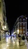 Coimbra, Portugal, o 13 de agosto de 2018: Opinião da noite da rua principal da compra no centro velho da cidade com passeio dos imagens de stock royalty free Coimbra, Portugal, o 13 de agosto de 2018: Opinião da noite da rua principal da compra no centro velho da cidade com passeio dos imagens de stock royalty free