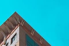 Coin d'un bâtiment avec des fenêtres, vue inférieure photos libres de droits Coin d'un bâtiment avec des fenêtres, vue inférieure photos libres de droits