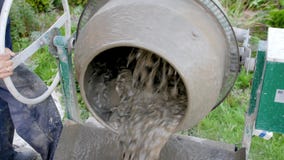 Colada concreta Mortero de mezcla del trabajador de construcción Mezcla de hormigón de colada del mezclador de cemento El proceso metrajes Colada concreta Mortero de mezcla del trabajador de construcción Mezcla de hormigón de colada del mezclador de cemento El proceso metrajes