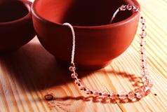 Colar bonita dos grânulos com potenciômetros de argila fotografia de stock Colar bonita dos grânulos com potenciômetros de argila fotografia de stock