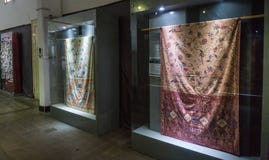 Colección de la tela del batik exhibida en el gabinete de cristal con el museo admitido foto Pekalongan Indonesia del batik de la fotos de archivo libres de regalías Colección de la tela del batik exhibida en el gabinete de cristal con el museo admitido foto Pekalongan Indonesia del batik de la fotos de archivo libres de regalías