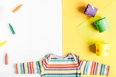 Colección de los juguetes y de la ropa para la maqueta de la opinión superior de la habitación del niño Foto de archivo libre de regalías