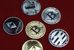 Colección de monedas del cryptocurrency de la plata y del oro fotografía de archivo libre de regalías Colección de monedas del cryptocurrency de la plata y del oro fotografía de archivo libre de regalías