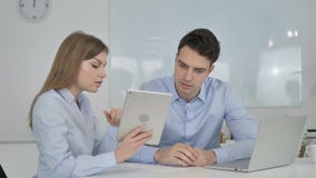 Colega femenino del negocio que discute el trabajo sobre la tableta metrajes Colega femenino del negocio que discute el trabajo sobre la tableta metrajes