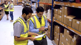 Colegas de trabalho que fazem a varredura de produtos com um varredor do código de barras vídeos de arquivo Colegas de trabalho que fazem a varredura de produtos com um varredor do código de barras vídeos de arquivo