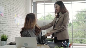 Colegas de trabalho que olham um computador e que discutem sobre o plano de negócios novo Equipe do negócio que trabalha junto no vídeos de arquivo Colegas de trabalho que olham um computador e que discutem sobre o plano de negócios novo Equipe do negócio que trabalha junto no vídeos de arquivo
