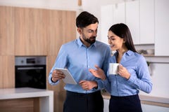 Colegas positivos do negócio que usam sua tabuleta foto de stock Colegas positivos do negócio que usam sua tabuleta foto de stock