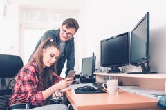Colegas que usan smartphone y hablar imágenes de archivo libres de regalías Colegas que usan smartphone y hablar imágenes de archivo libres de regalías