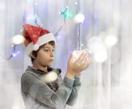 colegial con las luces en sus manos foto de archivo libre de regalías colegial con las luces en sus manos foto de archivo libre de regalías