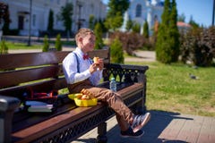 Colegial lindo que come al aire libre la escuela Desayuno sano de la escuela para el ni?o Comida para el almuerzo, cajas del almu fotografía de archivo libre de regalías Colegial lindo que come al aire libre la escuela Desayuno sano de la escuela para el ni?o Comida para el almuerzo, cajas del almu fotografía de archivo libre de regalías