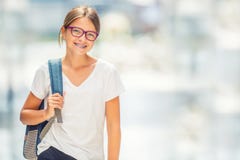 Colegiala con el bolso, mochila Retrato de la colegiala adolescente feliz moderna con la mochila del bolso Muchacha con los apoyo imagen de archivo libre de regalías Colegiala con el bolso, mochila Retrato de la colegiala adolescente feliz moderna con la mochila del bolso Muchacha con los apoyo imagen de archivo libre de regalías