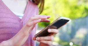 Colegiala que usa el teléfono móvil almacen de metraje de vídeo Colegiala que usa el teléfono móvil almacen de metraje de vídeo