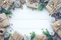 Coleção das caixas de presente envolvida no papel de embalagem com o pinho da beira na madeira branca foto de stock Coleção das caixas de presente envolvida no papel de embalagem com o pinho da beira na madeira branca foto de stock
