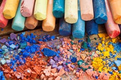 A coleção do arco-íris coloriu pastéis pasteis com giz esmagado imagem de stock A coleção do arco-íris coloriu pastéis pasteis com giz esmagado imagem de stock
