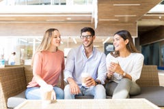 Colgante hacia fuera con los mejores amigos imagenes de archivo Colgante hacia fuera con los mejores amigos imagenes de archivo
