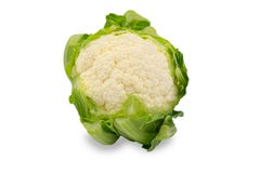 Coliflor blanca con las hojas del verde aisladas en el fondo blanco Fotografía de archivo Coliflor blanca con las hojas del verde aisladas en el fondo blanco Fotografía de archivo
