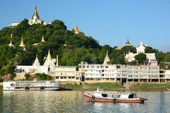 Colina de Sagaing y río de Irrawaddy myanmar imágenes de archivo libres de regalías Colina de Sagaing y río de Irrawaddy myanmar imágenes de archivo libres de regalías