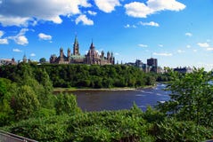 Colina del parlamento con el horizonte parcial de Ottawa Foto de archivo Colina del parlamento con el horizonte parcial de Ottawa Foto de archivo