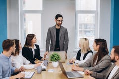 Coll?gues d'affaires dans le lieu de r?union de conf?rence pendant la pr?sentation image stock Coll?gues d'affaires dans le lieu de r?union de conf?rence pendant la pr?sentation image stock