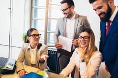 Coll?gues d'affaires travaillant sur l'ordinateur portatif images libres de droits Coll?gues d'affaires travaillant sur l'ordinateur portatif images libres de droits