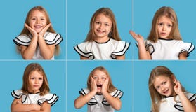 Collage van diverse emotionele portretten van jong blonde glimlachend meisje die witte blous met zwarte stroken op blauwe achterg stock fotografie Collage van diverse emotionele portretten van jong blonde glimlachend meisje die witte blous met zwarte stroken op blauwe achterg stock fotografie