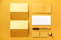 Collectief kantoorbehoeften vastgesteld model Gevouwen vlieger, envelop, briefhoofd en adreskaartjes stock foto Collectief kantoorbehoeften vastgesteld model Gevouwen vlieger, envelop, briefhoofd en adreskaartjes stock foto