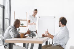 collega's die duimen tonen terwijl zakenman royalty-vrije stock afbeelding collega's die duimen tonen terwijl zakenman royalty-vrije stock afbeelding