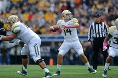 2014 College - Football - Quarterbackdurchlauf Stockfotografie