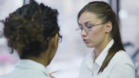 Colleghi femminili che parlano nell'ufficio, conversazione, gente di affari sul lavoro archivi video Colleghi femminili che parlano nell'ufficio, conversazione, gente di affari sul lavoro archivi video