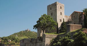 Collioure, Γαλλία Τουρίστες ανθρώπων που στηρίζονται και που περπατούν στην ακτή πέρα από τον κόλπο κοντά στο βασιλικό Castle Col απόθεμα βίντεο Collioure, Γαλλία Τουρίστες ανθρώπων που στηρίζονται και που περπατούν στην ακτή πέρα από τον κόλπο κοντά στο βασιλικό Castle Col απόθεμα βίντεο
