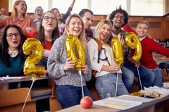 Collègues ayant l'amusement à la célébration de nouvelle année sur l'université photographie stock libre de droits Collègues ayant l'amusement à la célébration de nouvelle année sur l'université photographie stock libre de droits
