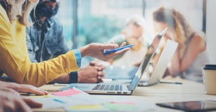 Collègues de groupe de plan rapproché jeunes discutant ensemble le projet créatif pendant le procédé de travail Réunion d'affaire photos stock Collègues de groupe de plan rapproché jeunes discutant ensemble le projet créatif pendant le procédé de travail Réunion d'affaire photos stock