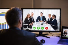 Collègues de Video Conferencing With d'homme d'affaires sur l'ordinateur photos stock Collègues de Video Conferencing With d'homme d'affaires sur l'ordinateur photos stock